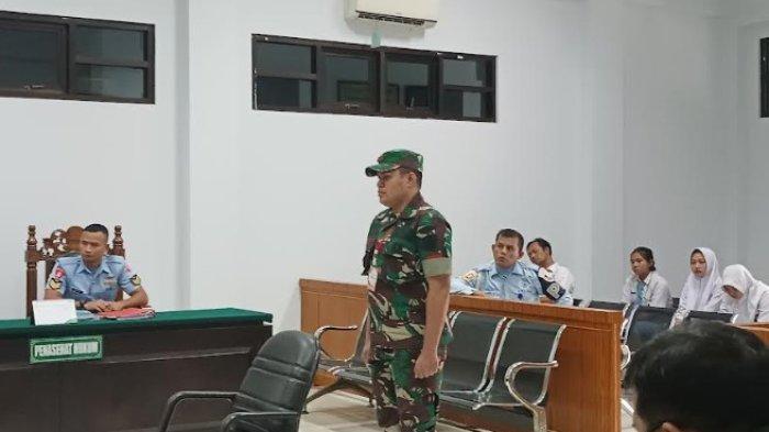 Terdakwa Pratu Richal Alunpah saat mendengar putusan yang dibacakan Majelis hakim dalam persidangan di Pengadilan Militer I-02 Medan, Selasa (23/1/2024). Richal divonis 1,5 tahun penjara karena terbukti melakukan penganiayaan yang menyebabkan mati, namun terdakwa tidak dipecat dari satuannya.