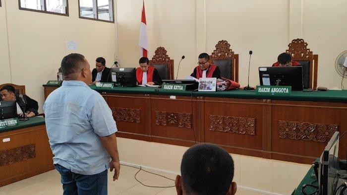 Terdakwa Tebit Rencana Peranginangin berdiri mendengar vonis atau putusan majelis hakim PN Stabat dalam kasus Tindak Pidana Perdagangan Orang (TPPO), Senin (8/7/2024).