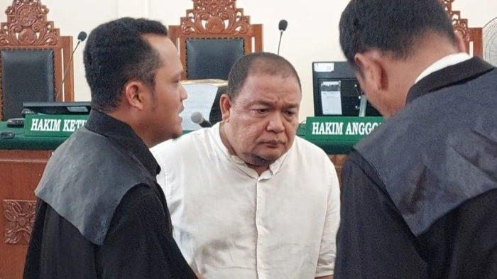 Terdakwa Terbit Rencana Peranginangin saat berbincang dengan penasihat hukumnya di dalam ruang sidang Pengadilan Negeri Stabat, Kabupaten Langkat, Sumatera Utara, Selasa (14/5/2024).