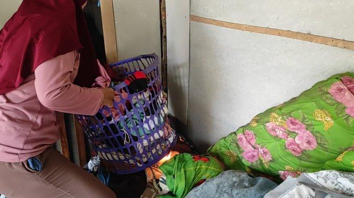 Teror api dirumah warga Dusun II, Desa Baung Sibatu-batu, Kecamatan Sei Dadap, Kabupaten Asahan. Puluhan prabot dan barang mudah terbakar dievakuasi pemilik rumah, Kamis (31/10/2024).