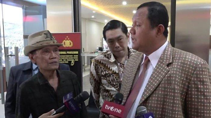 Pelawak Kabul Basuki alias Tessy (kiri) didampingi dengan pengacaranya, Nazaruddin Lubis (kanan), memberikan klarifikasi di Gedung Bareskrim Polri, Jakarta, Selasa (30/7/2024). (ANTARA/Nadia Putri Rahmani)