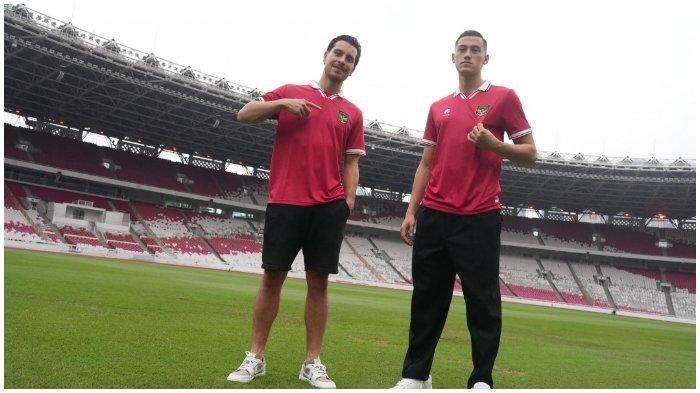 Jay Idzes dan Thom Haye melihat kemegahan markas Timnas Indonesia yakni, Stadion Utama Gelora Bung Karno (SUGBK), Jumat (29/12/2023).