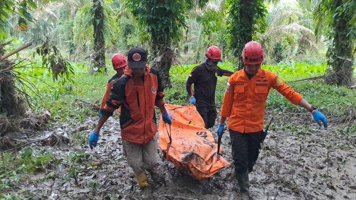 Tim SAR gabungan mengevakuasi jenazah Tengku Riski, Sabtu (30/11/2024). Riski merupakan korban terakhir peristiwa bencana tanah longsor yang terjadi di Kecamatan Sibolangit, Kabupaten Deli Serdang, Selasa (26/11/2024) lalu.