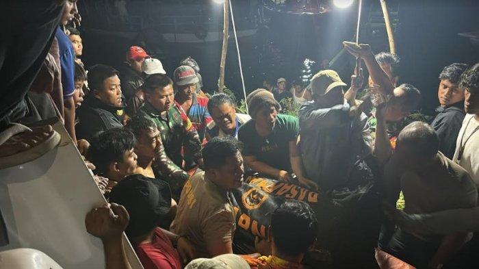 Tim gabungan dibantu masyarakat sekitar berhasil mengevakuasi jenazah korban tenggelam di perairan Danau Toba, di Desa Tongging, Kecamatan Merek, Rabu (31/7/2024) malam.