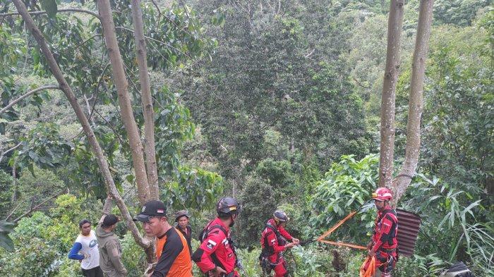 Tim gabungan melakukan upaya evakuasi salah satu tim Basarnas Medan yang sempat terbawa arus sungai Lau Biang Jerry Novanda, setelah berhasil ditemukan di kawasan Desa Ujung Deleng, Kecamatan Kuta Buluh, Kabupaten Karo, Kamis (17/10/2024).