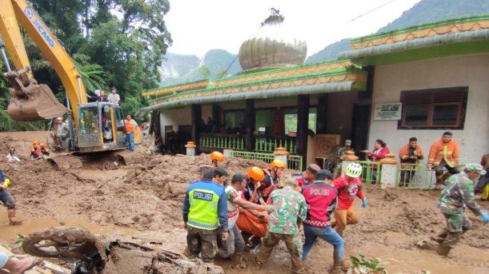 Tim gabungan mengevakuasi jenazah salah satu korban bencana tanah longsor yang terjadi di Desa Semangat Gunung, Kecamatan Merdeka, Kabupaten Karo, Minggu (24/11/2024) kemarin. Di hari pertama, tim gabungan berhasil mengevakuasi empat jenazah yang tertimbun material longsor. (TRIBUN MEDAN/MUHAMMAD NASRUL)