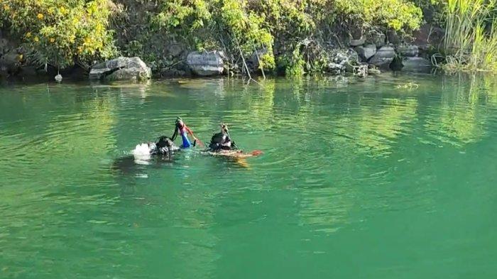 Tim penyelam dari Basarnas Pos SAR Danau Toba susuri perairan Desa Tongging untuk pastikan mobil yang terjun ke Danau Toba tidak lagi ada korban, Kamis (1/8/2024).