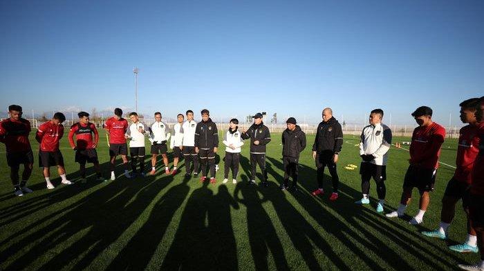 Wakil Ketua Umum PSSI Zainudin Amali bersama pelatih Shin Tae-yong saat memberi wejangan kepada para pemain timnas Indonesia di Turki.