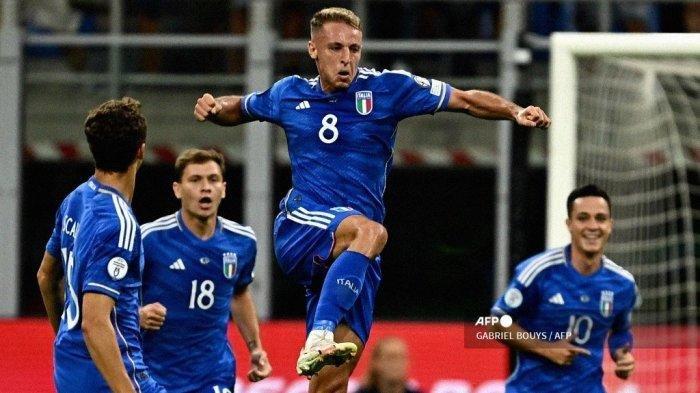 Kualifikasi Euro 2024: Italia Menang 2-0 atas Ukraina, Gli Azzurri Jaga Asa untuk Lolos - Gelandang Italia #08 Davide Frattesi (tengah) merayakan gol pertama Italia pada pertandingan kualifikasi Grup C Euro 2024 lawan Ukraina pada 12 September 2023
