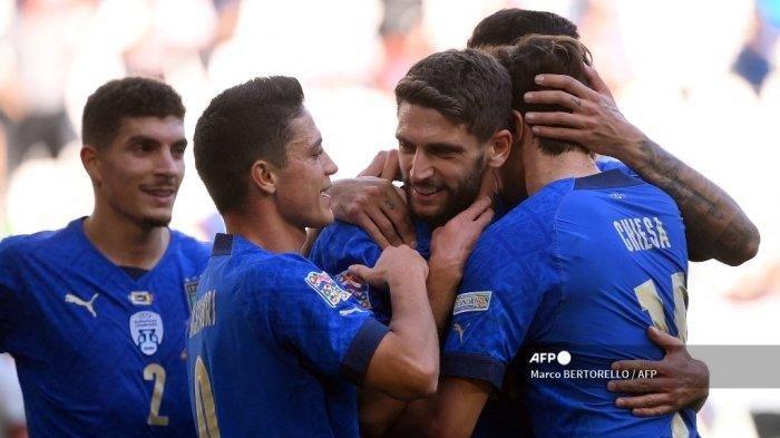 Penyerang Italia Domenico Berardi (tengah) melakukan selebrasi dengan rekan setimnya setelah mencetak gol penalti pada pertandingan perebutan tempat ketiga UEFA Nations League antara Italia dan Belgia, di Juventus Stadium, di Turin, pada 10 Oktober 2021.