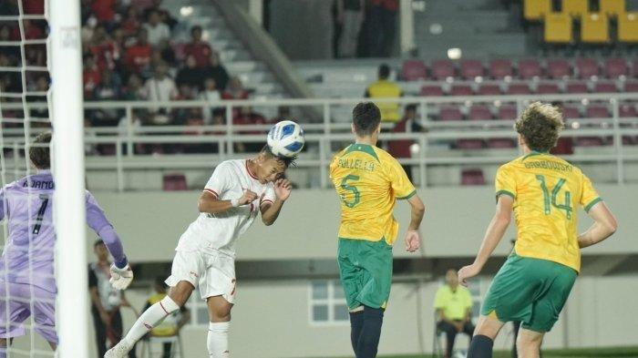 Pesepak bola Timnas Indonesia, Muhammad Zahaby Gholy (tengah) menyundul bola dalam pertandingan Timnas Indonesia vs Australia pada ajang ASEAN U-16 (Piala AFF) Boys Championship 2024 babak semifinal di Stadion Manahan, Solo, Senin (1/7/2024) malam. (TRIBUNNEWS/Muhammad Nursina)