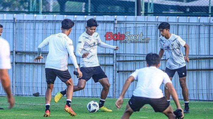 Arkhan Kaka Putra (tengah) memastikan para pemain timnas U-17 Indonesia dalam kondisi baik dan siap menjalani debut apik di Piala Dunia U-17 2023.