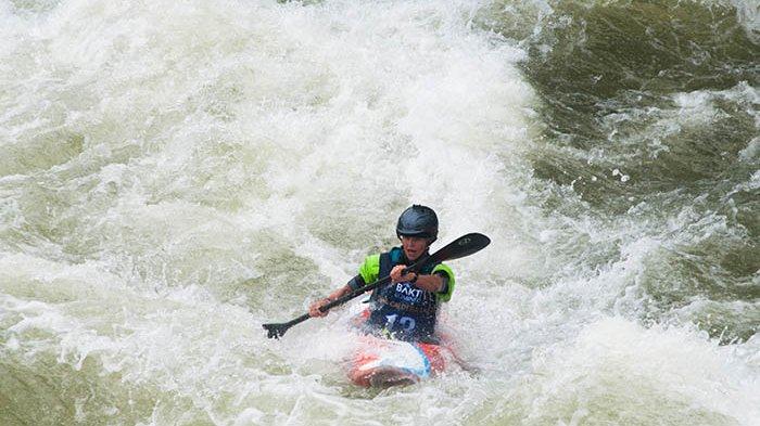 Atlet kayak asal Belanda mengarungi Sungai Asahan mengikuti Toba Caldera Advanture Festival di Desa Tangga, Kecamatan Aek Songsongan, Kabupaten Asahan, Sabtu (3/12/2022).