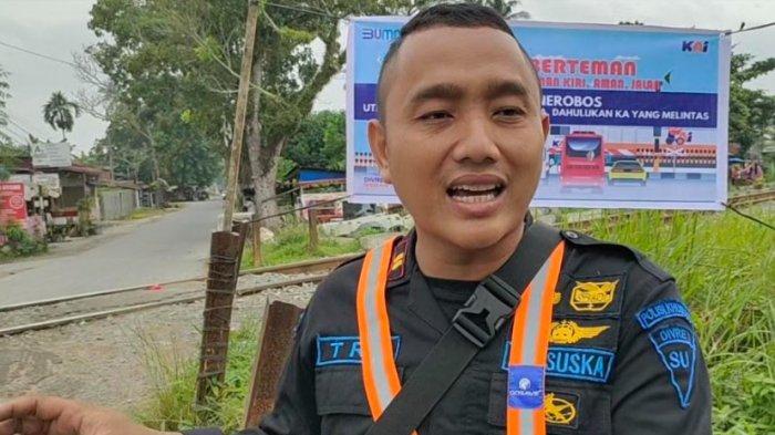 Tri Rohmad Hidayanto, Kepala Regu Polsuska Kisaran menjelaskan terkait rencana pemasangan palang pintu di perlintasan kereta api di Jalan Marah Rusli, Kelurahan Selawan, Kecamatan Kota Kisaran Timur, Kabupaten Asahan.