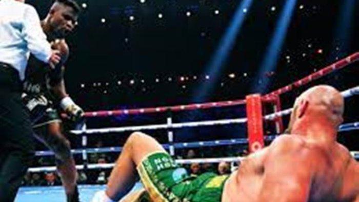 Tyson Fury dipukul jatuh oleh Francis Ngannou di ronde ketiga