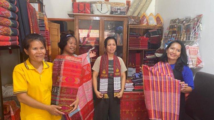 PARA penenun ulos yang tergabung dalam Koperasi Siantar Ulos Sejahtera yang diketuai Morna Anastasia Tamba (45) menunjukkan proses pembuatan ulos dengan mesin listrik yang diterima oleh PT PLN (Persero) pada Oktober 2023 lalu.