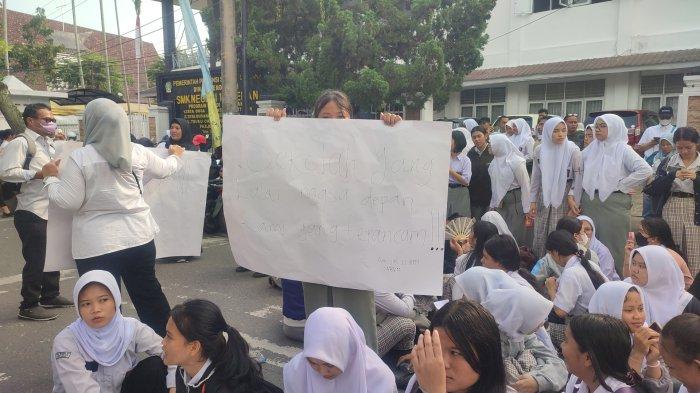 UNJUK RASA- Siswa kelas XII gelar aksi unjuk rasa di depan SMKN 10 Medan, Rabu (12/2/2025). Mereka juga sempat diancam akan dipanggil ke ruang BK jika Ikut Aksi Unjuk Rasa.
