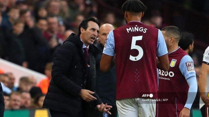 Pelatih kepala Aston Villa Spanyol Unai Emery (kiri) memberikan instruksi kepada bek Aston Villa Inggris Tyrone Mings (tengah) selama pertandingan sepak bola Liga Premier Inggris antara Aston Villa dan Manchester Utd di Villa Park di Birmingham, Inggris tengah pada 6 November 2022.