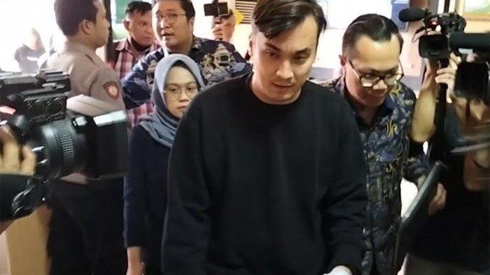 Rendy Kjaernett tiba di Pengadilan Negeri Bekasi (PN) Bekasi. Terlihat tangan sebelah kiri Rendy diperban.