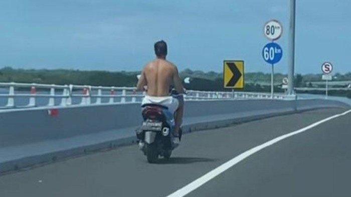 VIRAL Bule Rusia Naik Motor Telanjang Dada tak Sadar Masuk Tol Bali Mandara, Akhirnya Diderek Keluar