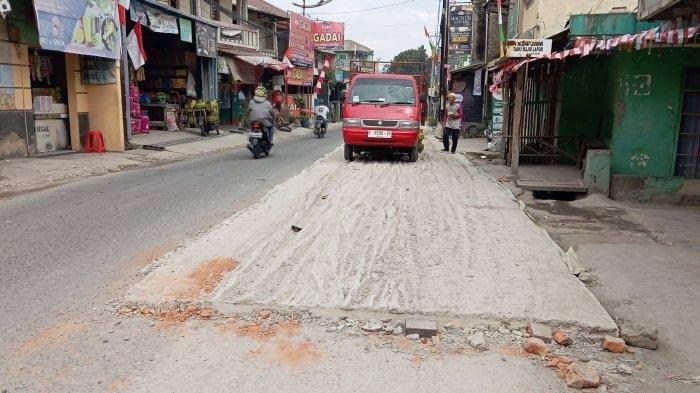 Kondisi coran di Jalan Nanjung, Kelurahan Utama, Kecamatan Cimahi Selatan, Kota Cimahi yang rusak karena dilintasi pengendara motor.