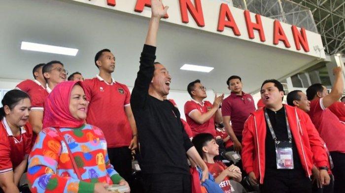 Presiden Joko Widodo bersama Ibu Negara Iriana Joko Widodo dan Jan Ethes Sinarendra saat menyaksikan laga sepakbola Kualifikasi Piala Asia U-23 antara Indonesia vs Turkmenistan di Stadion Manahan, Kota Solo, Jawa Tengah, Selasa (12/9/2023) malam.