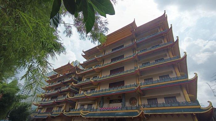 Vihara Setia Budi, yang berada tepat di tengah kota Medan ini, termasuk salah satu yang tertua dan terbesar.