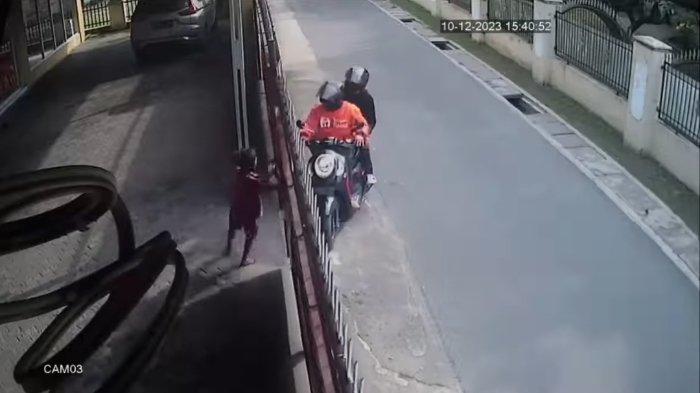 Viral bocah bukakan pintu pagar dan biarkan pelaku curanmor beraksi di salah satu kos-kosan di kawasan Pasar 1 Setia Budi, Kota Medan pada Minggu (10/12/2023) sekira pukul 15.43 sore.