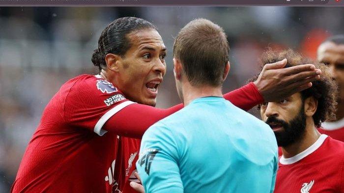 Pemain Liverpool Virgil van Dijk (kiri)