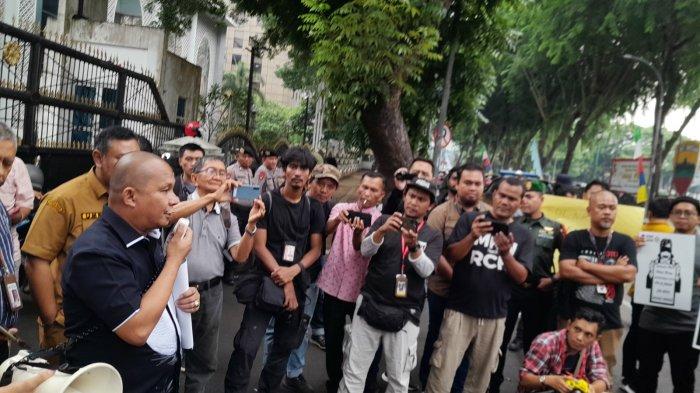 Wakil Ketua DPRD Sumatra Utara Rahmansyah Sibarani berjanji akan menyampaikan aspirasi wartawan terkait penolakan RUU Penyiaran kepada DPR RI saat menerima aksi organisasi pers di depan kantor DPRD Sumut, Selasa (21/5/2024).