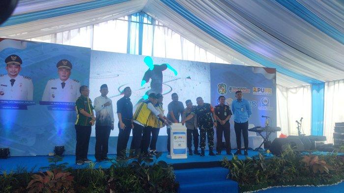 Wali Kota Medan Bobby Nasution beserta jajaran saat menekan sirene sebagai tanda pekerjaan fisik revitalisasi Stadion Teladan di mulai, Selasa (6/2/2024). Revitalisasi ini ditargetkan selesai Oktober mendatang.