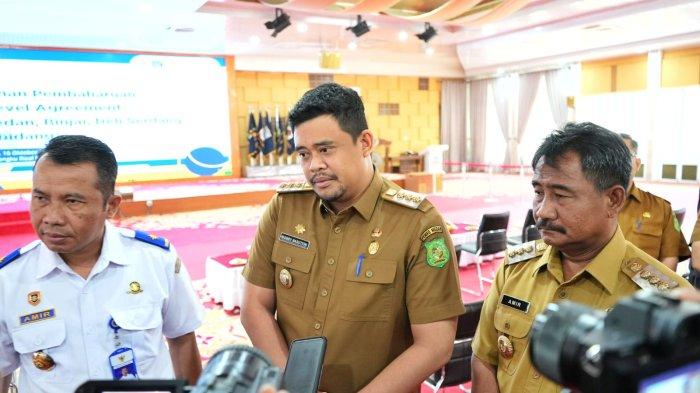 Wali Kota Medan Bobby Nasution melakukan penandatanganan Pembaharuan Working Level Agreement (WLA) Bus Rapid Transit (BRT) Medan Binjai Deli Serdang (Mebidang) di Aula Tengku Rizal Nurdin, Rumah Dinas Gubernur Sumut, Senin (16/10/2023). Dikatakannya, pembangunan ini dimulai pada tahun 2024 mendatang.