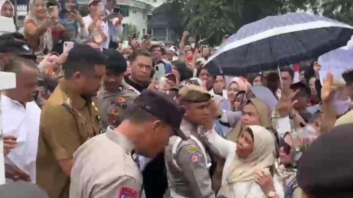 Wali Kota Medan Bobby Nasution temui seratusan massa pedagang Pusat Pasar yang unjuk rasa di Kantor Wali Kota Medan, Senin (23/9/2024). Dalam aksi itu, seratusan pedagang keluhkan sulitnya komunikasi dengan Dirut PUD Pasar beserta jajarannya.