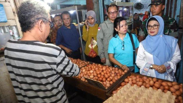 Wali Kota Susanti Sidak Pasar dan Kunjungan Bulog, memastikan pasokan kebutuhan pokok bagi warganya tetap aman hingga Natal dan Tahun Baru 2024