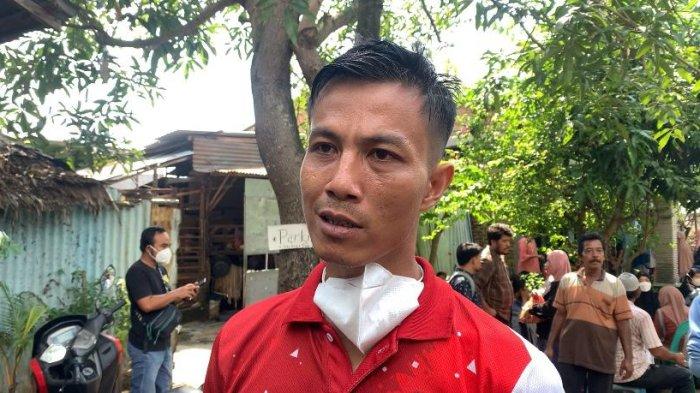 Yudhi Kriestian, Abang korban saat diwawancarai di lokasi pemakaman di TPU Tanjung Mulia Hilir, Kecamatan Medan Deli, Rabu (5/6/2024).