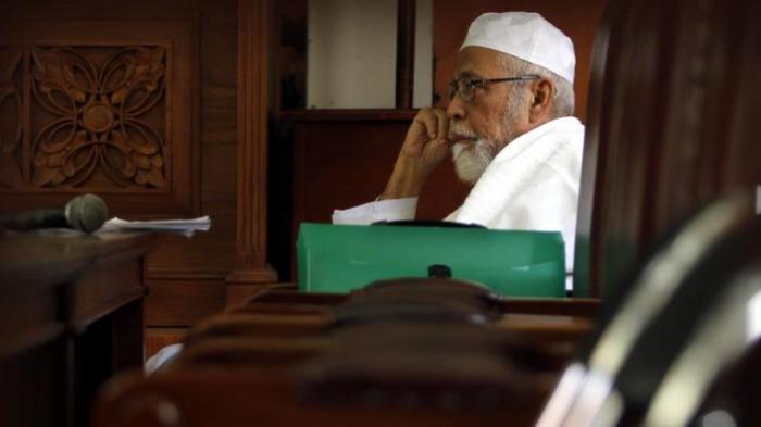 Terdakwa kasus terorisme Abu Bakar Baasyir menjalani persidangan dengan agenda pemeriksaan saksi, di Pengadilan Negeri Jakarta Selatan, Kamis (24/3/2011). Ba'asyir didakwa terlibat dalam pelatihan terosis di Aceh dan beberapa aksi terorisme di tanah air.