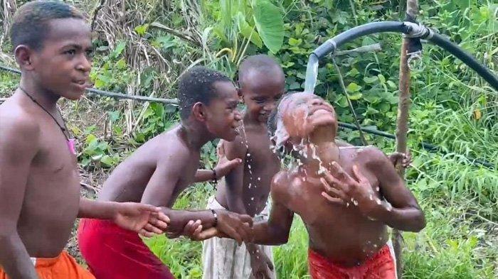 Warga Kampung Sisik, Distrik Keureh Lereh, Kabupaten Jayapura, Papua, penuh haru bahagia saat mendapatkan air bersih, Senin (25/12/2023). Air bersih yang dialirkan dari pegunungan melalui selang berukuran besar itu terlihat dikerjakan pasukan TNI dan dibantu oleh warga. (Dispenad)
