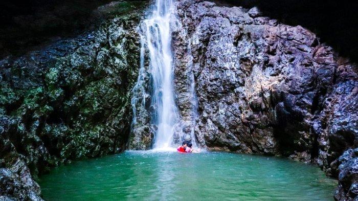 Air terjun Baho Gamira di Desa Fadoro Hilimbowo, Kecamatan Gunungsitoli Alo'oa, Kota Gunungsitoli yang berada di hutan belantara.