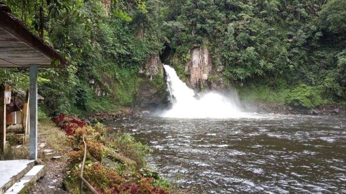 Air terjun Lae Une di Desa Kecupak, Kecamatan Pergetteng-getteng Sengkut, Kabupaten Pakpak Bharat, Provinsi Sumatera Utara.