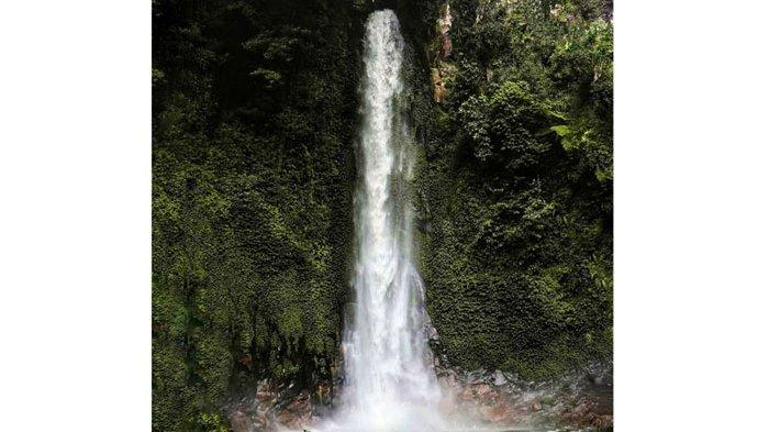 Air Terjun Pande Namura berada di Desa Kuta Rakyat, Jalan Lintas Kabupaten Karo, Sumatera Utara.