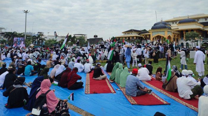 Ribuan warga menggelar aksi solidaritas untuk warga Palestina, di halaman Istana Maimun, Kota Medan, Minggu (10/12/2023).