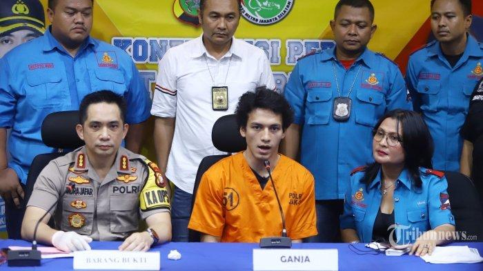 Aktor Jefri Nichol (tengah) bersama Kapolres Metro Jakarta Selatan, Kombes Pol Indra Jafar (kiri) dan Kasat Narkoba Polres Jaksel, Kompol Vivick Tjangkung (kanan) saat rilis kepemilikan narkotika, di Polres Metro Jakarta Selatan, Rabu (24/7/2019).
