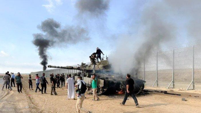 Hamas vs Israel, Sabtu (7/10/2023). Kelompok Hamas bakar alat tempur militer Israel. (tangkapan layar AlJazeera)