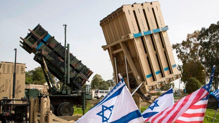 Dua alutsista arhanud antirudal Patriot (kiri) dan Iron Dome buatan Israel .