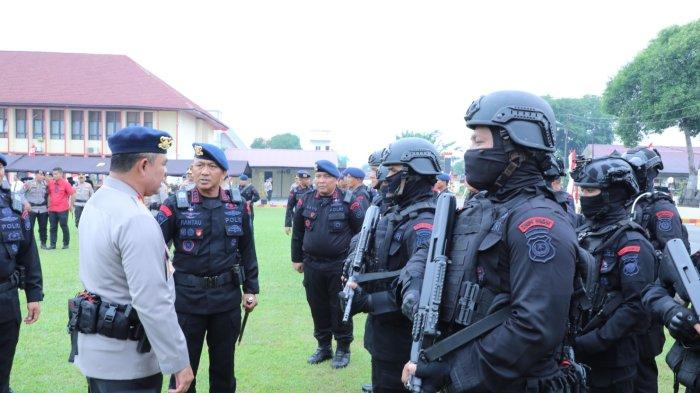 Didampingi Dansat Brimob Polda Sumut, Kombes Pol Rantau Isnur Eka, S.I.K., M.M., M.H., M.Han Kapolda Sumut, Irjen Pol Whisnu Hermawan F., S.I.K., M.H. mengecek kesiapan anggota dalam Apel Kesiapsiagaan di Mako Sat Brimob Polda Sumut, di Jalan Bhayangkara, Medan, Rabu (14/8/2024).