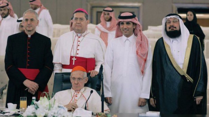 Kardinal Katolik Roma Jean-Louis Tauran (duduk), disambut di Riyadh, Arab Saudi, Rabu (18/4/2018).