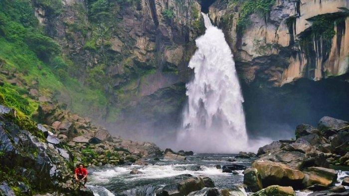 AIR terjun Turbo yang berada di Tomuan Holbung, Kecamatan Mandoge, Kabupaten Asahan, Sumatera Utara.