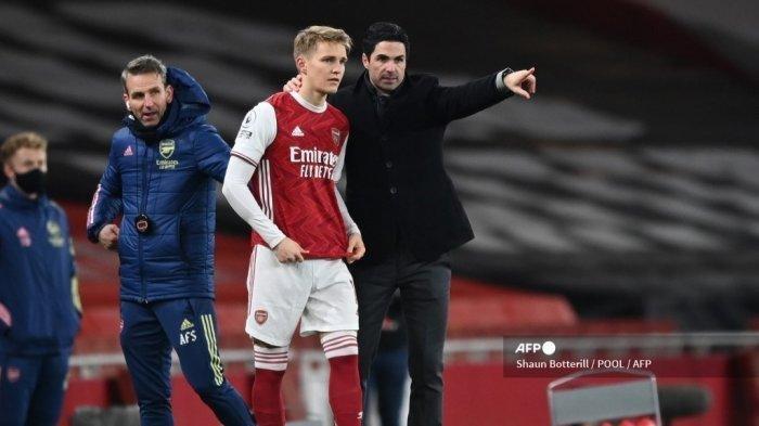 Gelandang Arsenal asal Norwegia, Martin Odegaard (kiri) mendapat instruksi dari manajer Arsenal Spanyol Mikel Arteta (kanan