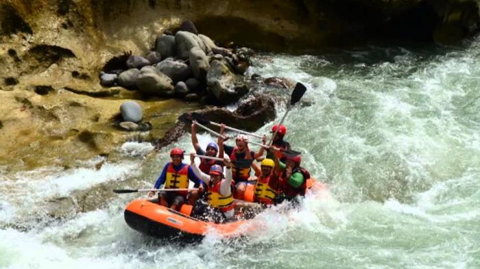 Ilustrasi arung jeram di Sungai Bingei