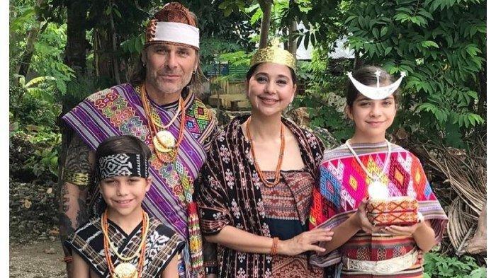 Ayu Azhari dan Keluarga Pakai Tradisional